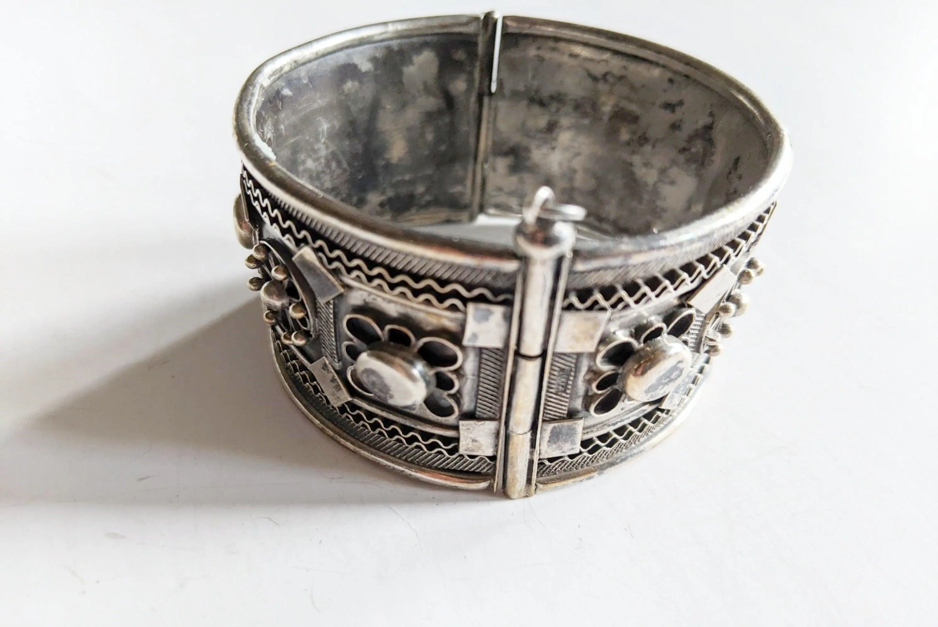 Vintage Silver Rashaida Bedouin or Nubian Hinged Bracelet