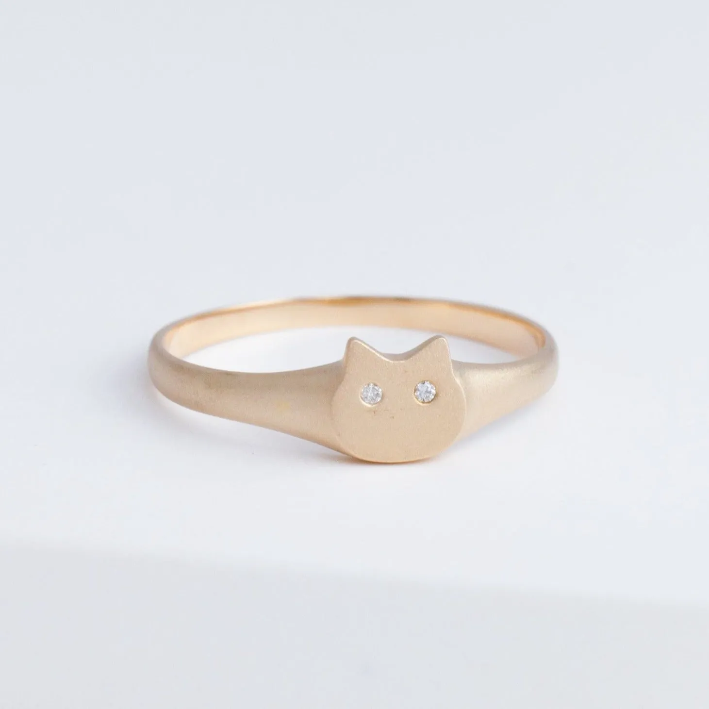 White diamond cat signet ring